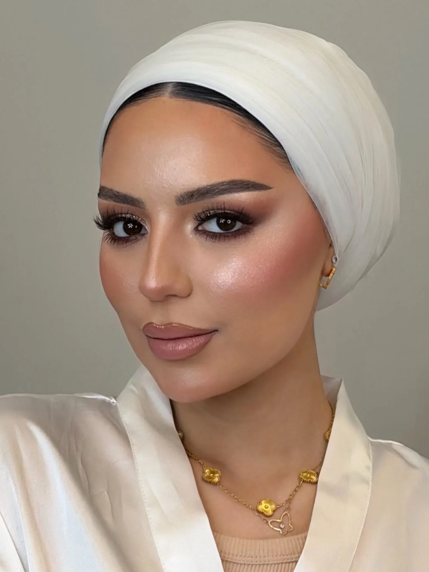 Elegant bridal look med definierade bryn och nude läpp